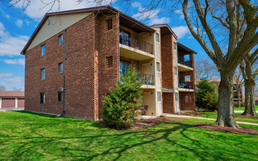 1215 Chalet Rd APT 200, Naperville, IL 60563