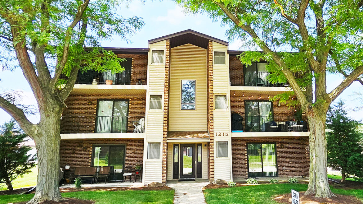 1215 Chalet Rd, Naperville